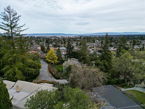 4th image of 726 Hillcrest Dr