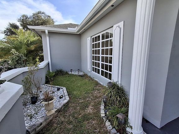 4th image of 4511 Queen Palm Ln