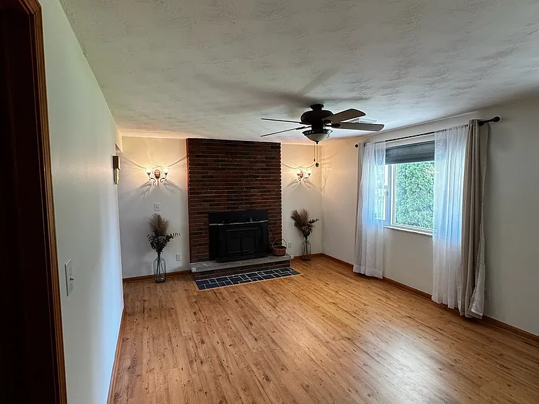 210 Janet Ave — Photo 2