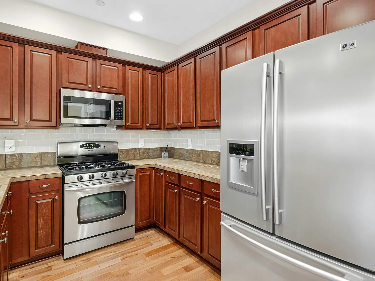 2 bed, 2.5 bath, 1335 sqft, $3,350 — Photo 4