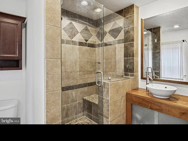 121 W Hamburg St — Photo 3
