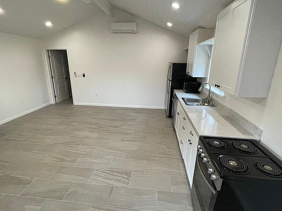 3rd image of 213 Bellerose Dr