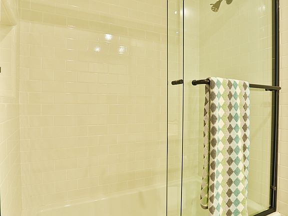 5th image of 12700 Moorpark St #401