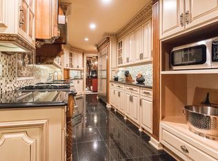22 Tudor Rose Ter, Mahwah, NJ 07430