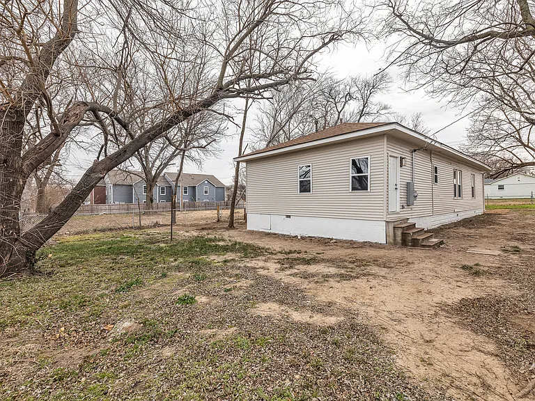 1017 W Newton St — Photo 18