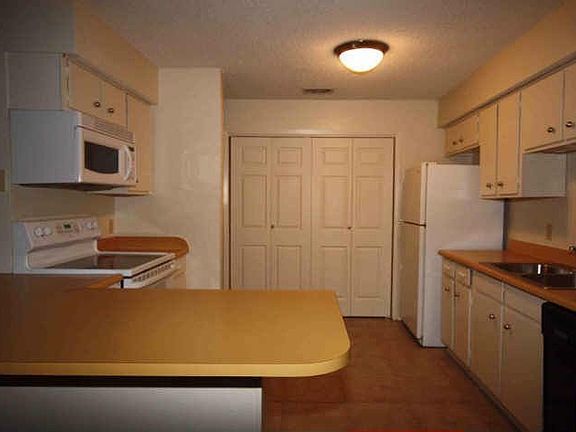 3rd image of 5315 Vincennes Ct