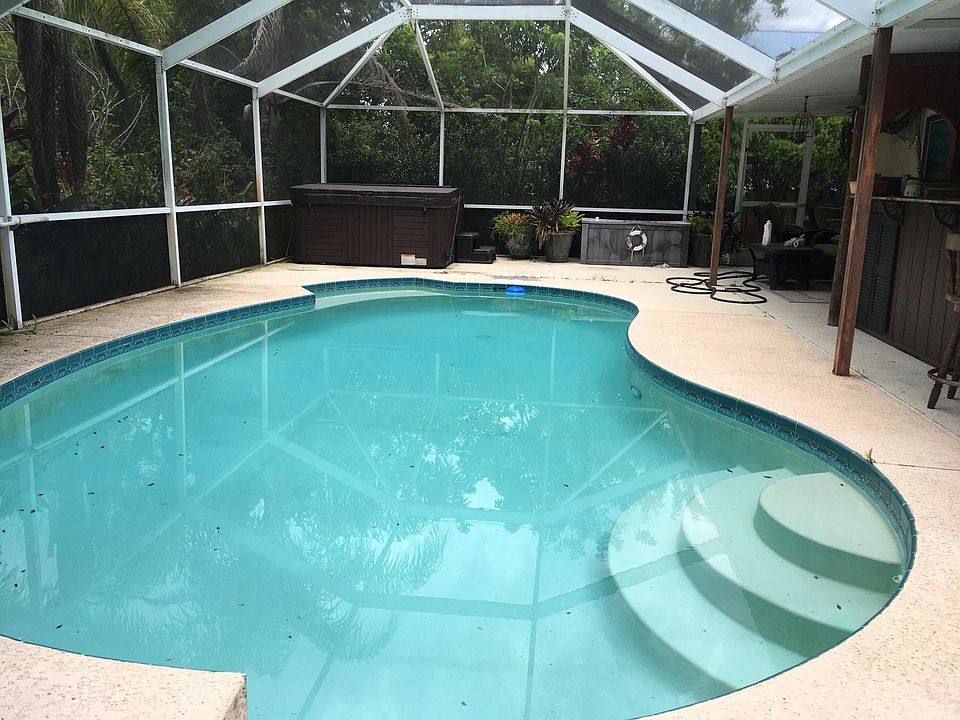 2nd image of 302 SW Ray Avenue