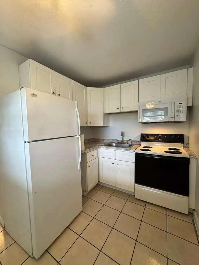 325 Northwest 15th Street — Photo 4