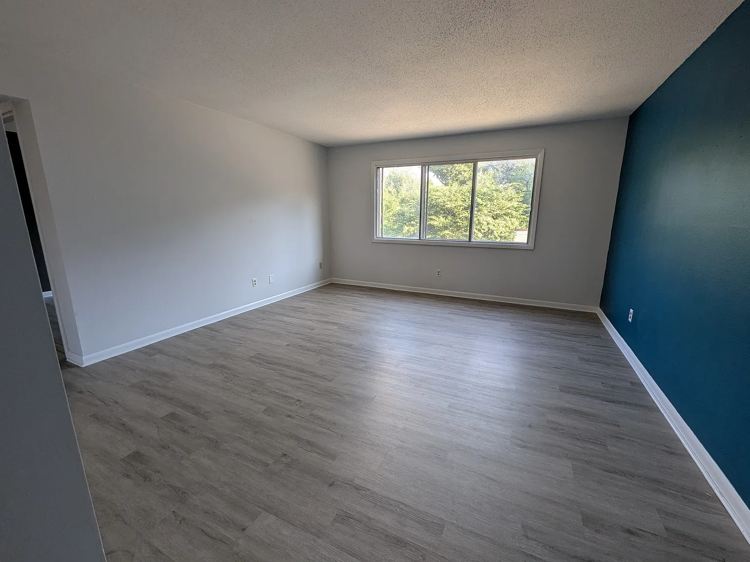2 bed, 1.5 bath, 950 sqft, $950 — Photo 2