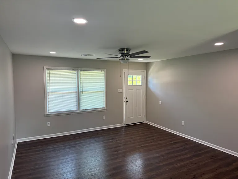 3325 Featherston Dr — Photo 2