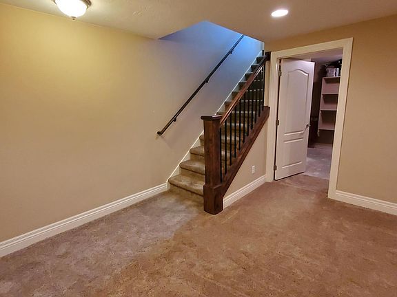 2nd image of 672 Kingston Dr #B