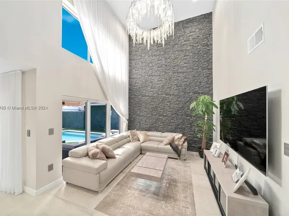 1040 Satinleaf St, Hollywood, FL 33019