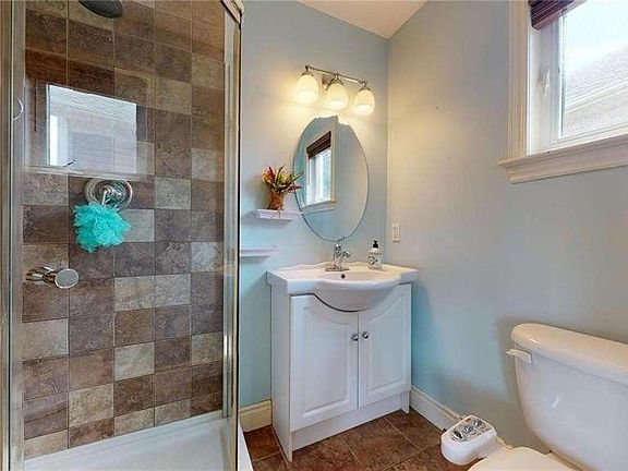 5th image of 354 Boxwood St