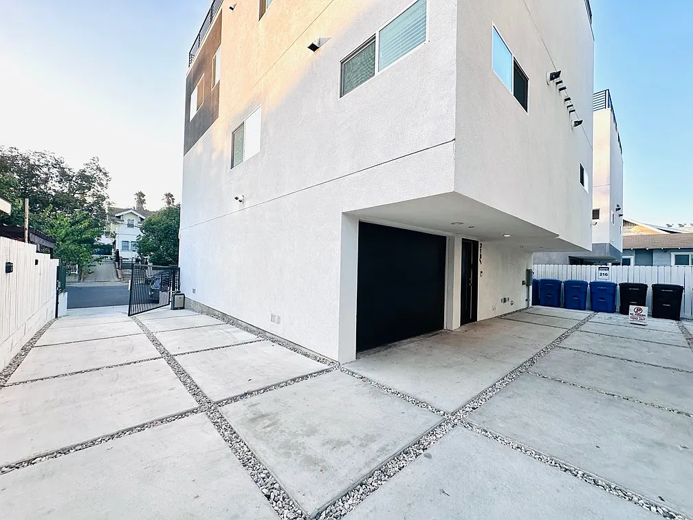 1 bed, 400 sqft, $2,495 — Photo 4