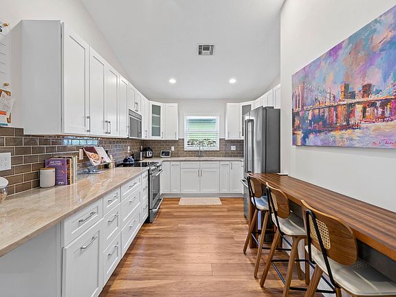 3rd image of 240 NW 40th Avenue