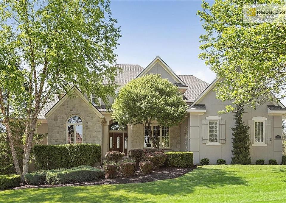 Fabulous 1.5 story on cul-de-sac in The Hills of Ironhorse.