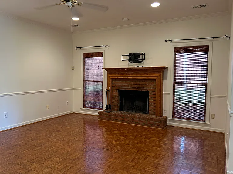 713 Rockford Cir — Photo 9