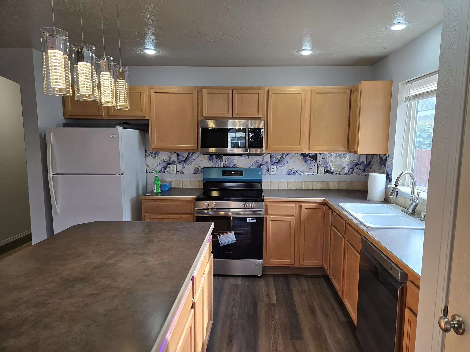 3 bed, 1702 sqft, $2,300 — Photo 2