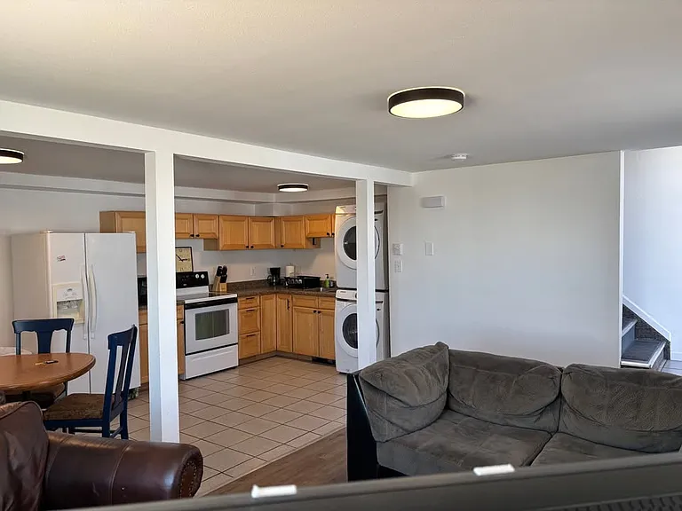 206 1/2 E Buffalo St — Photo 2