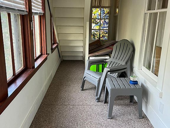 Enclosed porch/ entryway