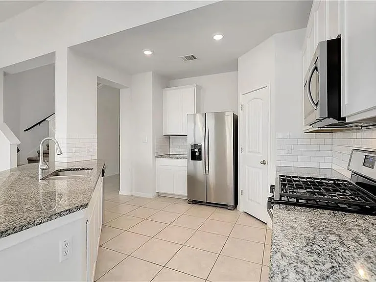 541 Palmilla St — Photo 4
