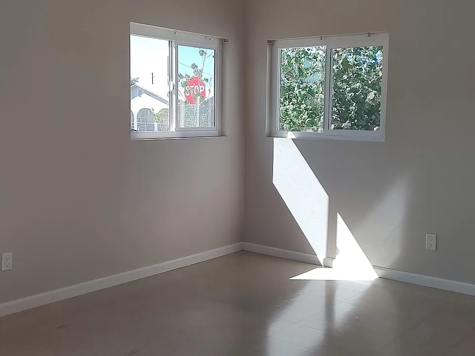 592 N Eucalyptus Ave
