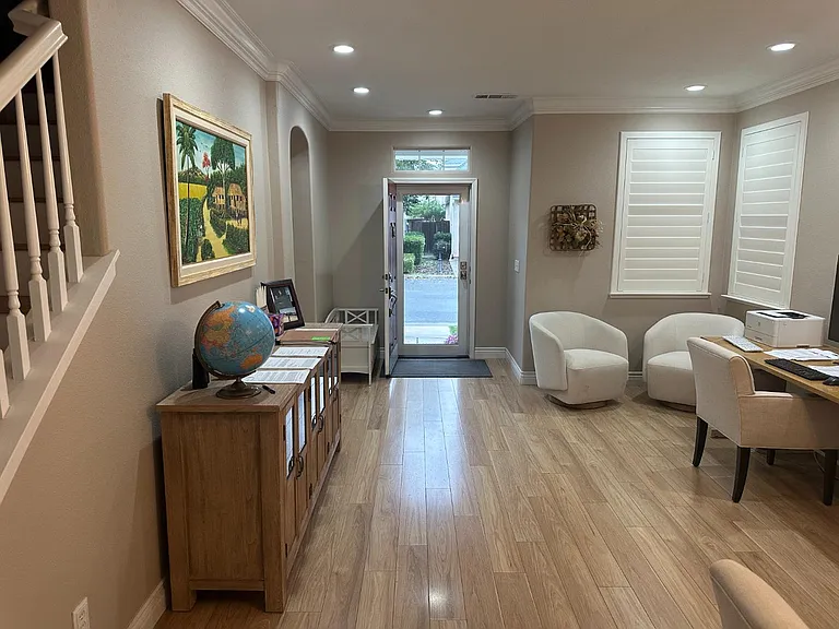 43 W Bohemia Ln — Photo 41