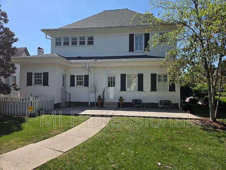 401 E Main St — Photo 25