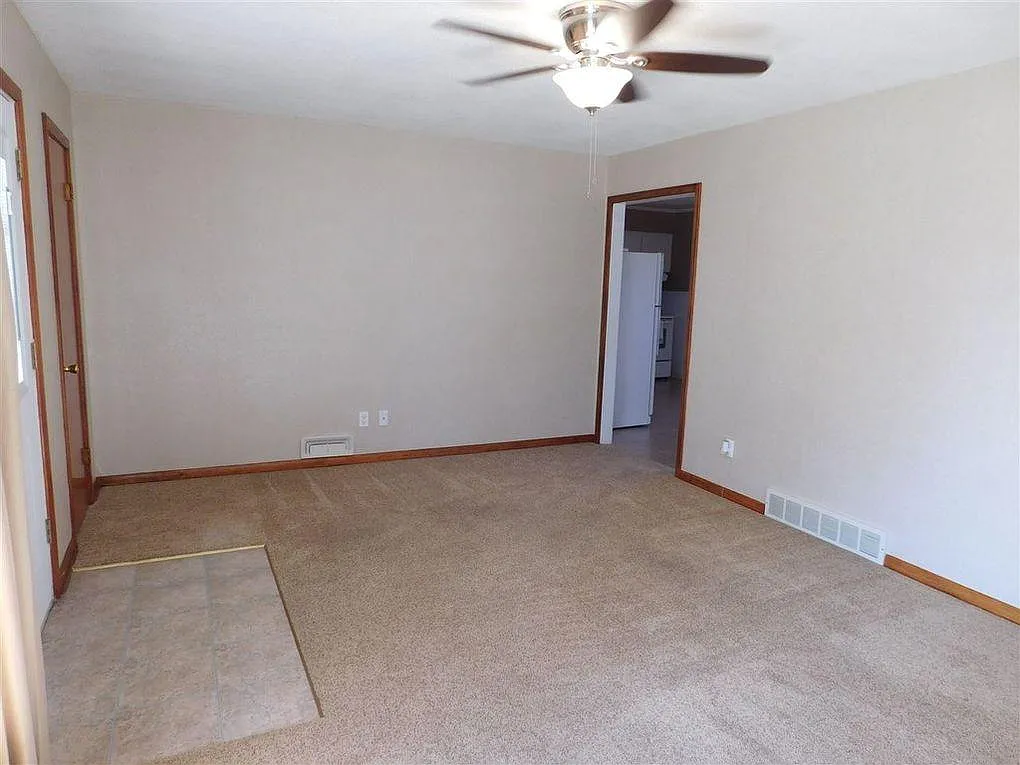3 bed, 1000 sqft, $1,300 — Photo 4
