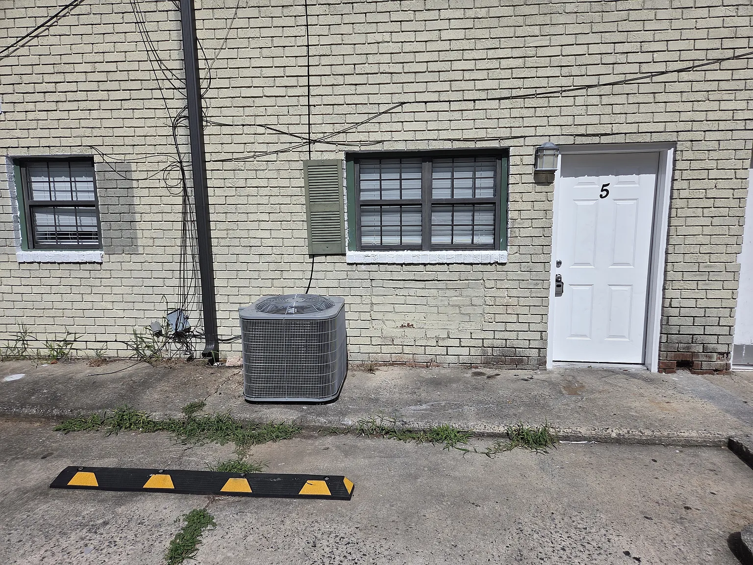 Ridgecrest Apartments - R05 — Photo 1