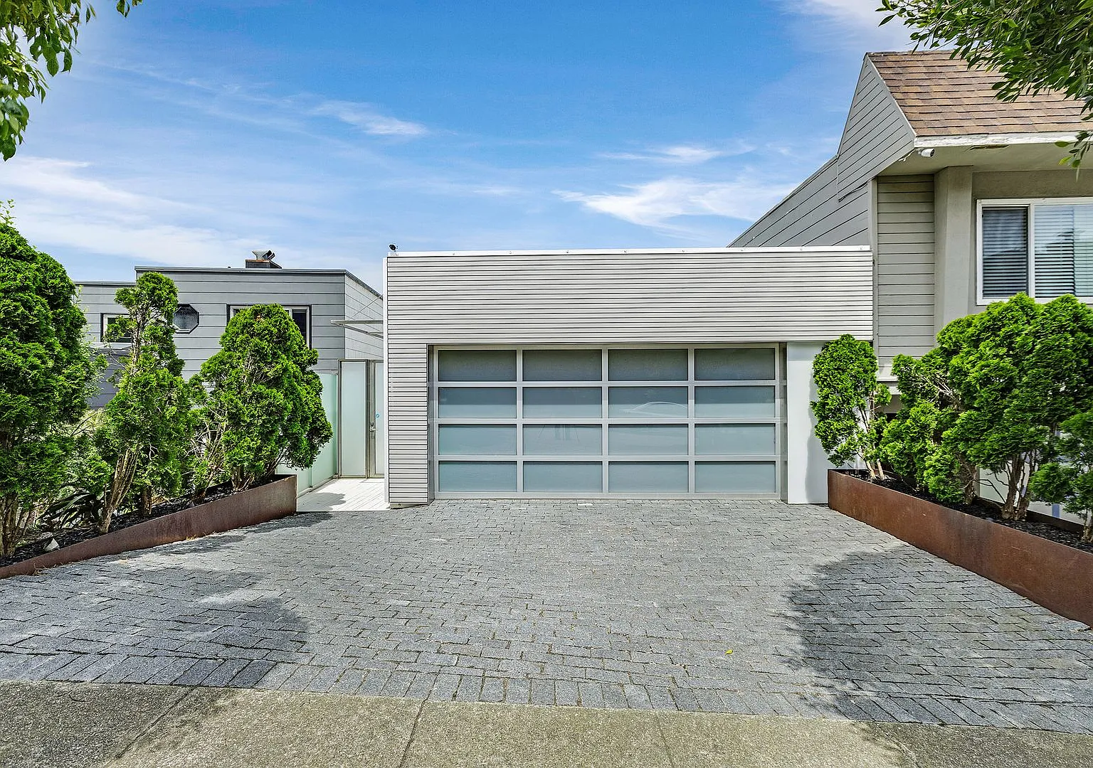 Rare Golden Gate Heights home with stunning views, 3 decks, big yard and hot tub! — Photo 2
