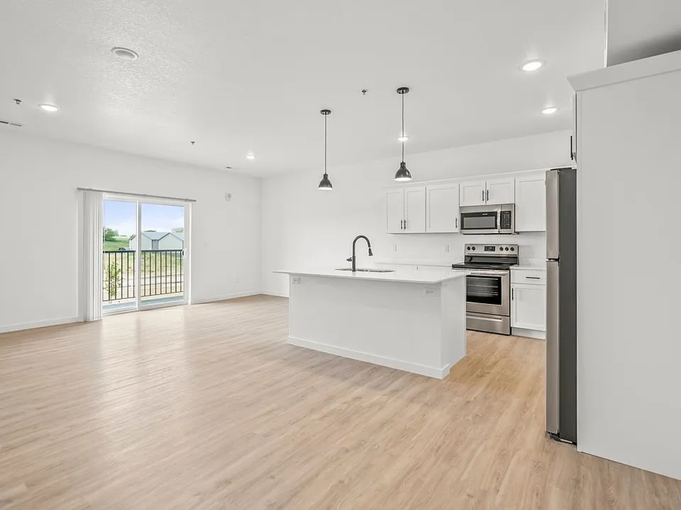 895 W 8th St