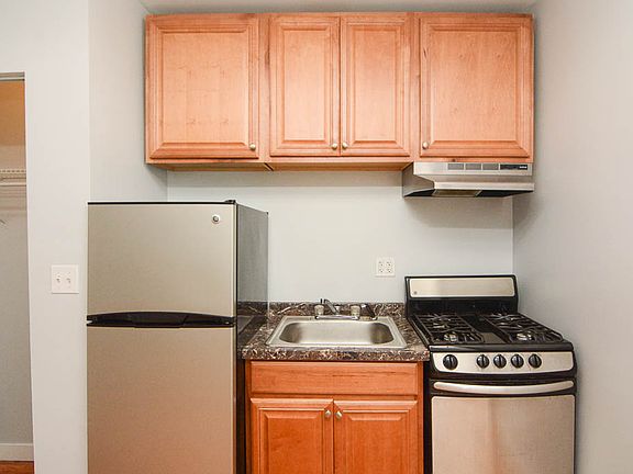 2nd image of 7456 N Greenview Ave APT 4E