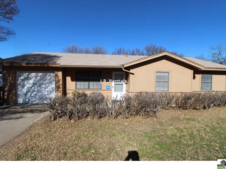 803 Michelle Dr — Photo 2