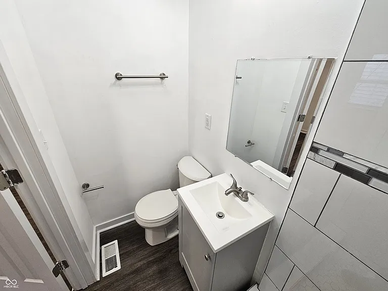 2121 Webb St — Photo 11