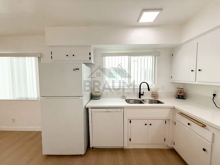 13129 OXNARD ST. — Photo 10