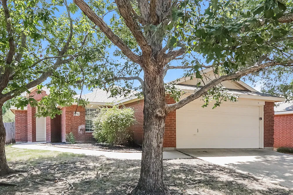 3 bed, 2.0 bath, 1188 sqft, $2,015 — Photo 3