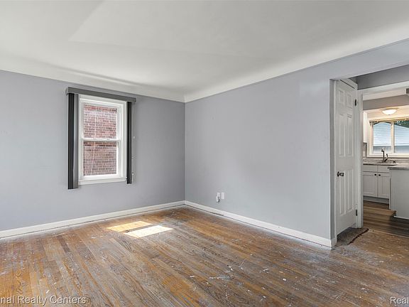 5th image of 650 Arlington St