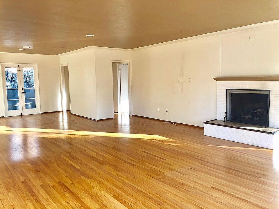 Living Room with functional natural gas log fireplace.