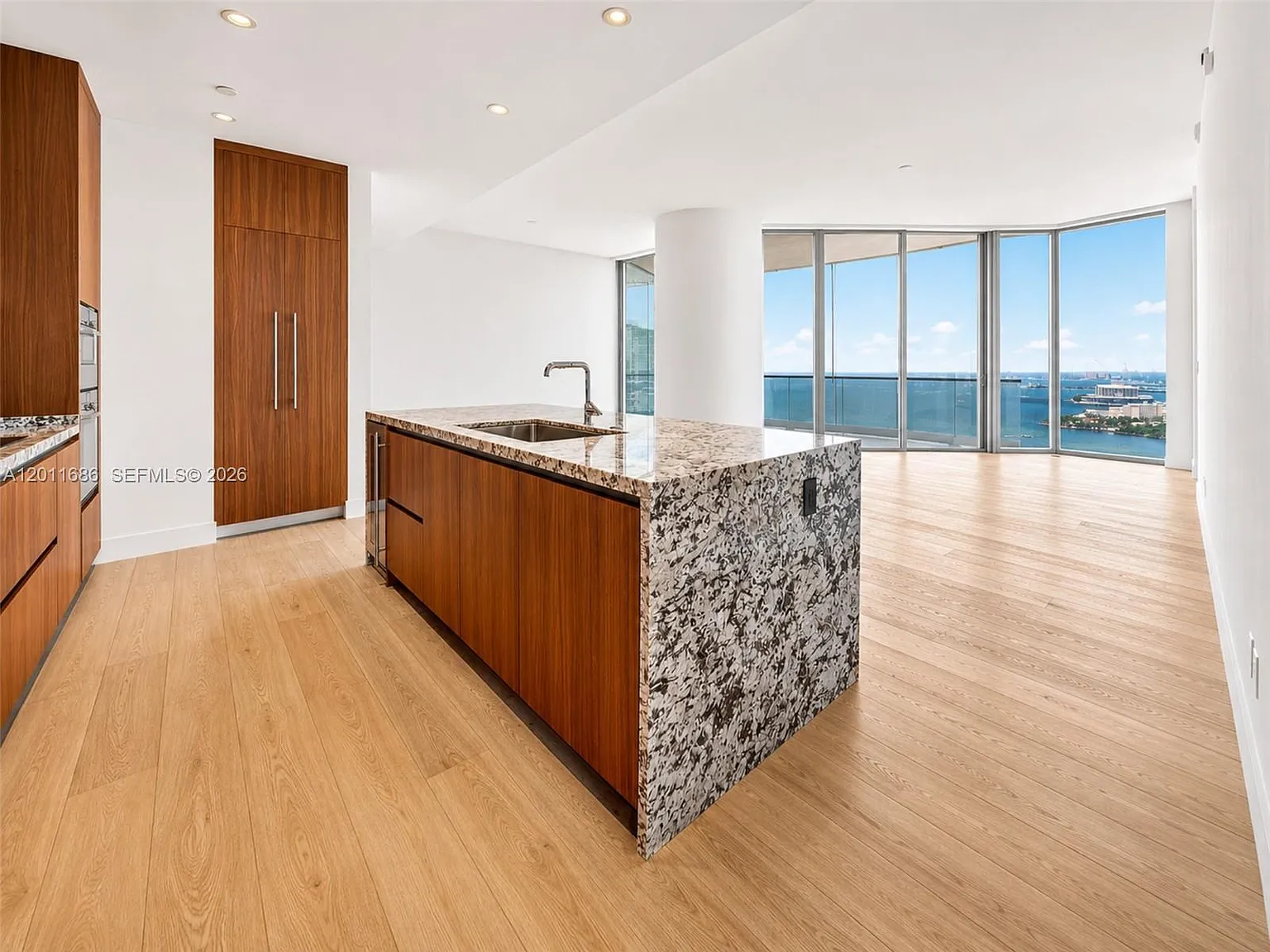 Una Residences Condo — Photo 1