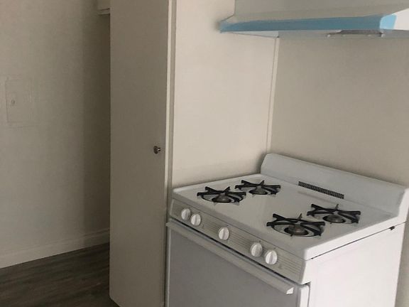 5th image of 16157 Vanowen St #123
