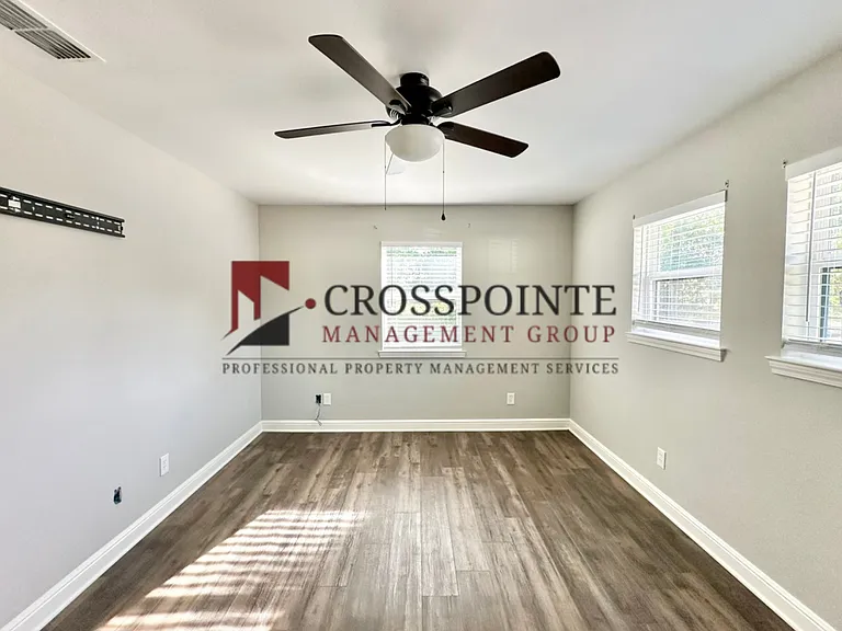 300 Pecan St — Photo 15
