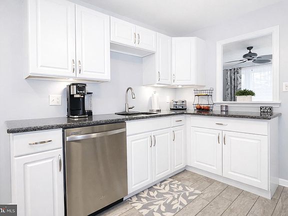 5th image of 418 Perkins Ln