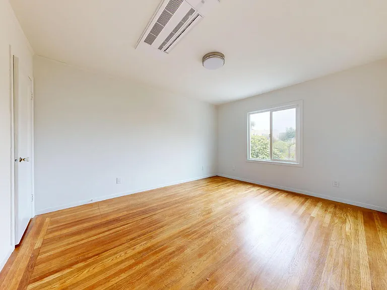 2337 Judah St — Photo 9