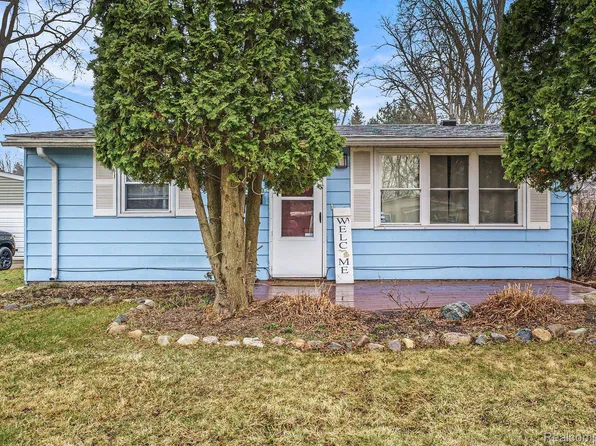 707 Mary Ct, Fenton, MI 48430