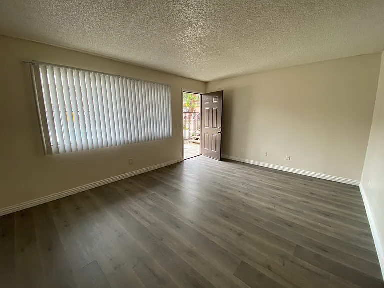 Segovia Apartments — Photo 18