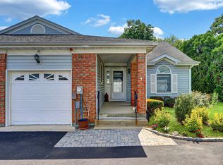 49 Primrose Ln, North Babylon, NY 11703