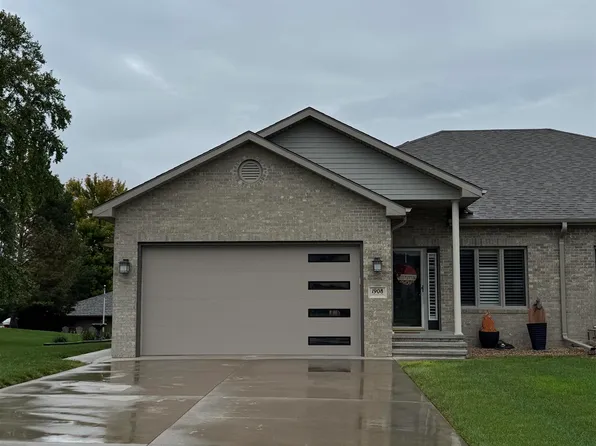 1908 Country Meadows Pl, Beatrice, NE 68310