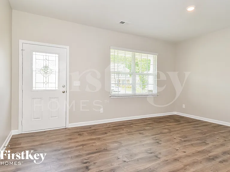 342 Royce Dr — Photo 5