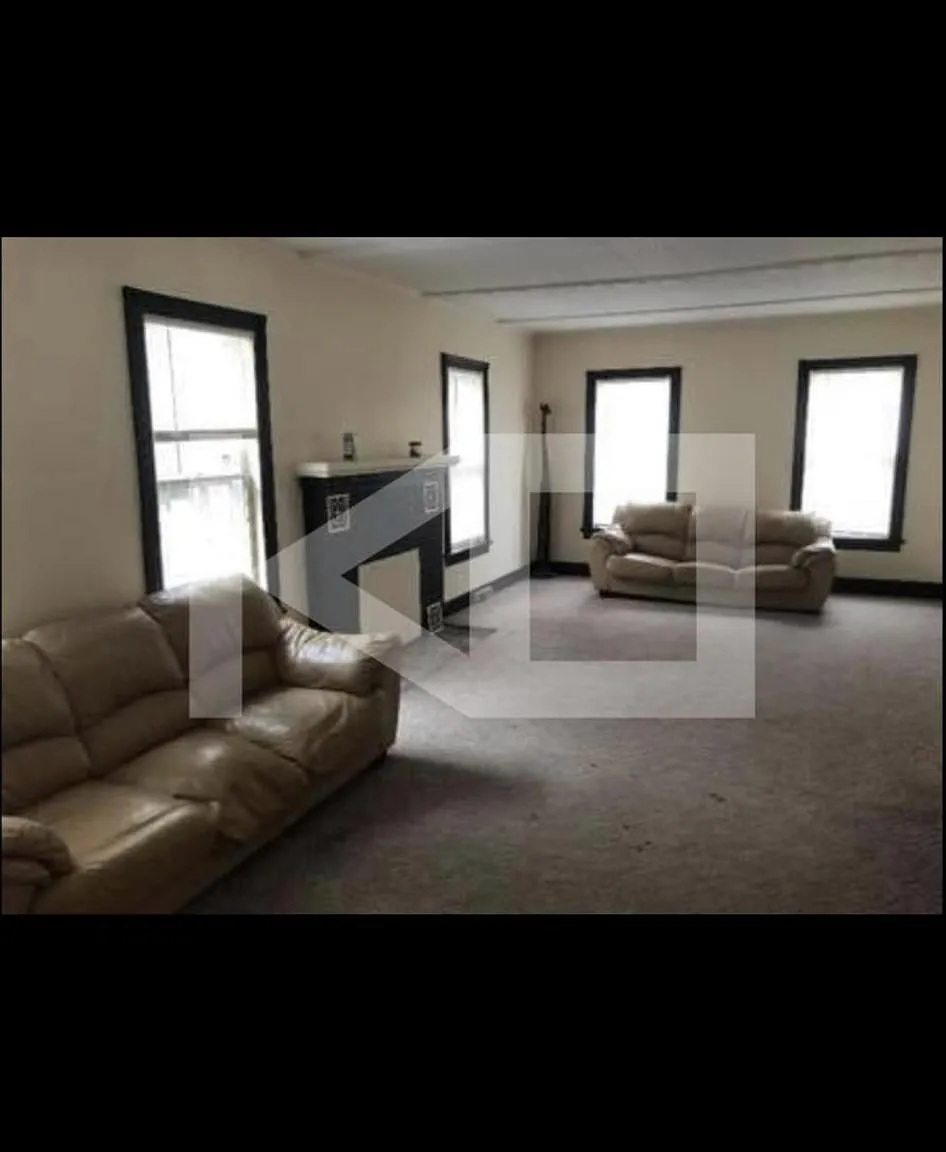 7 bed, 2121 sqft, $4,900 — Photo 1